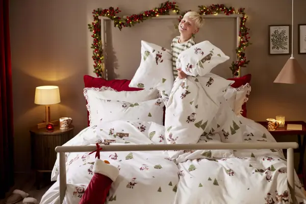 106014390 106014391 106014392 Julekos flanellsengesett 106014637 Girlander med bær LED 160 cm_modell gutt