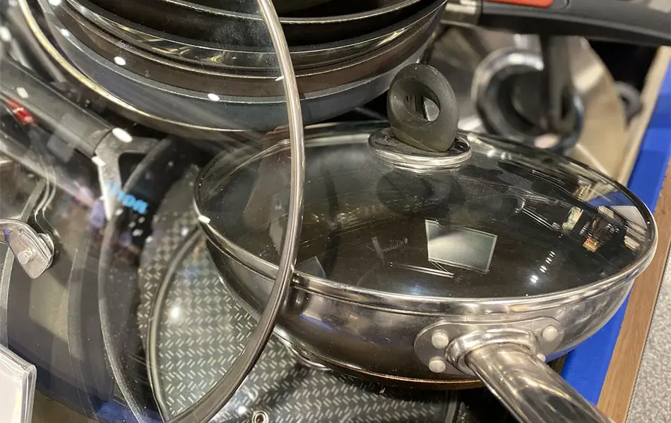 Stekepanner i en haug