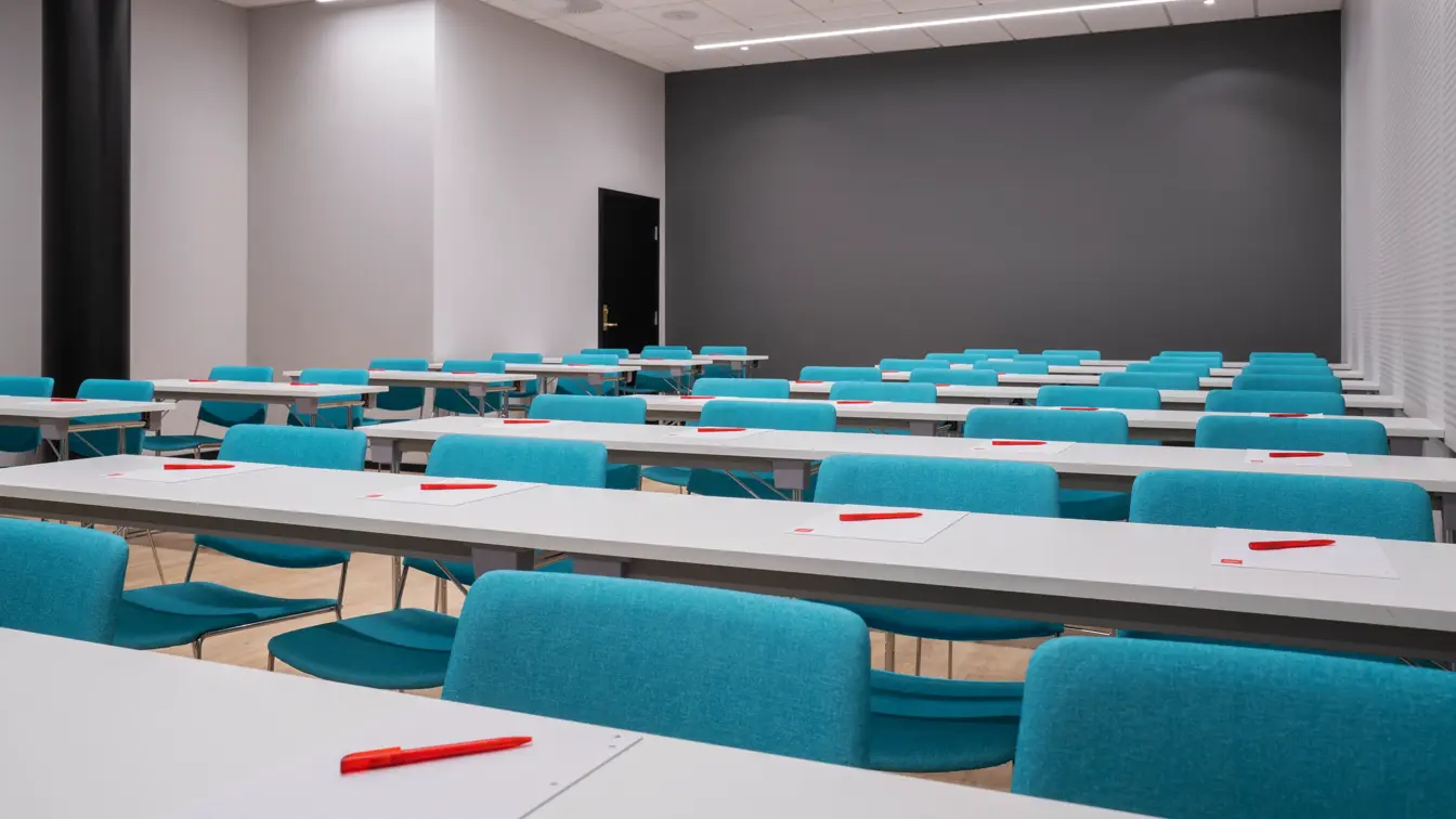 Møterom med turkise stolar på thon Hotel Storo