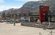 Thon Senter Bjørneparken fasade med inngang og parkeringsplass.