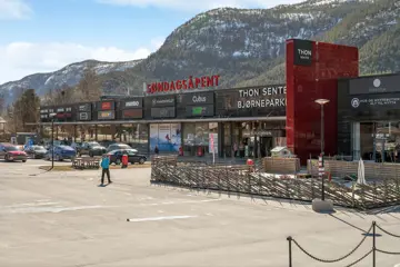 Thon Senter Bjørneparken fasade med inngang og parkeringsplass.