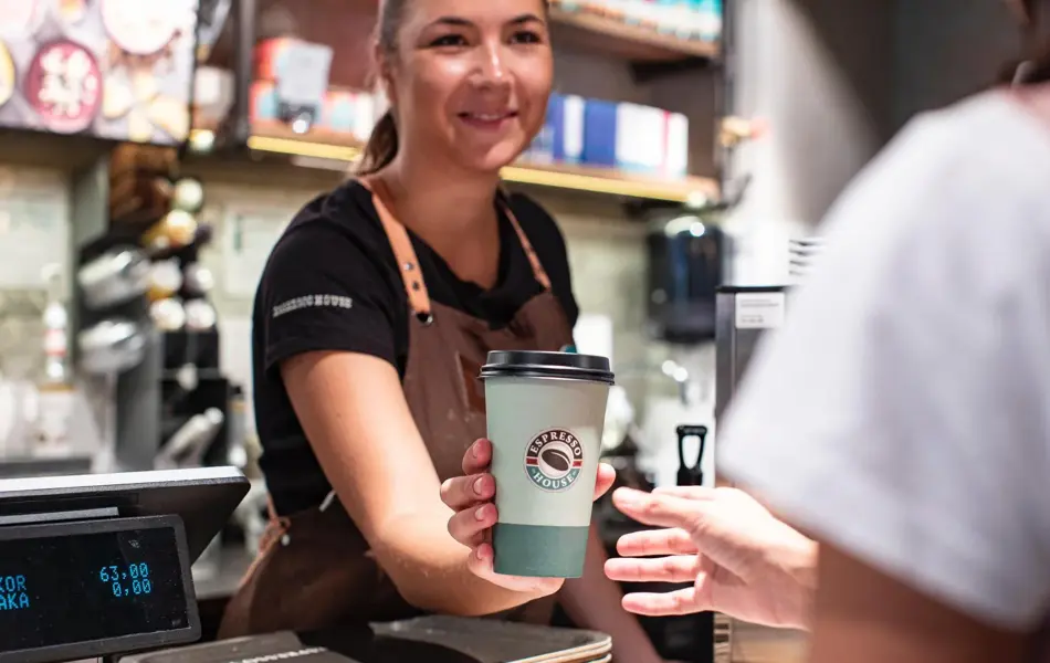 Espressohouse dame leverer kaffe til kunde