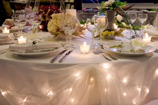 Dekket bord med lys
