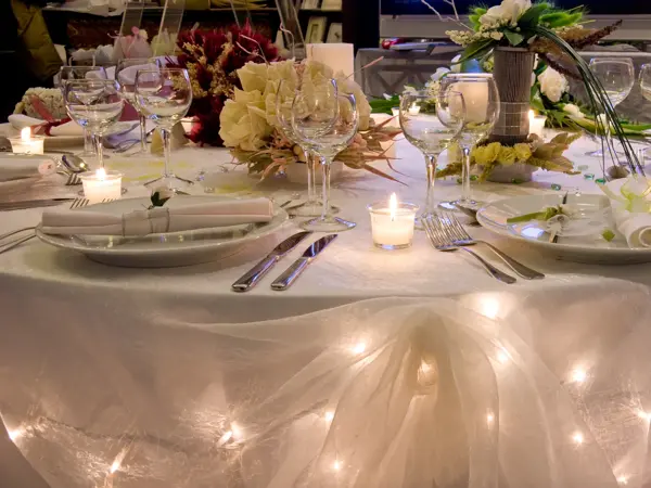 Dekket bord med lys