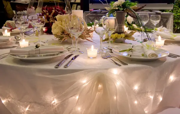 Dekket bord med lys