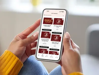 Bilde av kuponger for hundeklubb i hånden på kvinne 