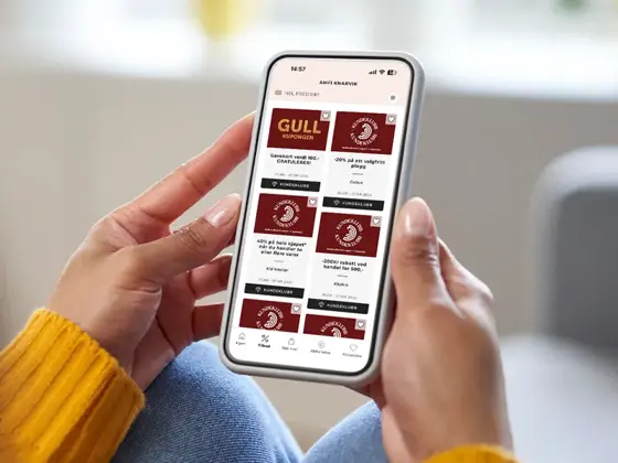 Bilde av kuponger for hundeklubb i hånden på kvinne 