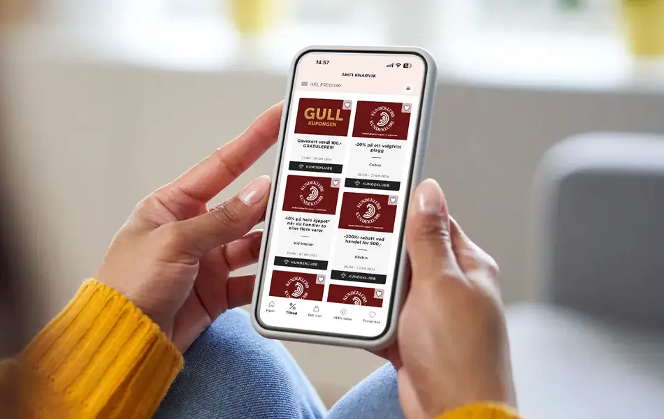 Bilde av kuponger for hundeklubb i hånden på kvinne 