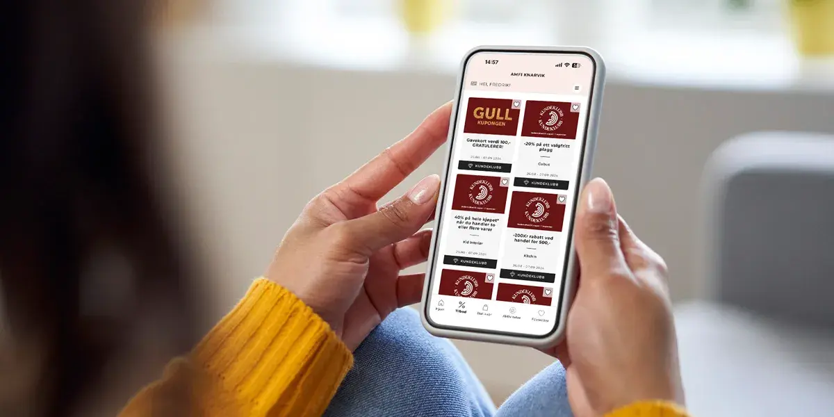 Bilde av kuponger for hundeklubb i hånden på kvinne 