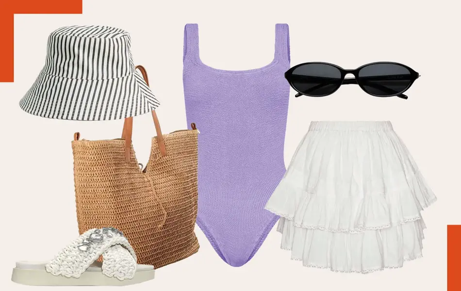 Stripete bøttehatt, strå strandveske, lilla badedrakt, solbripper, hvitt kort skjørt og hvite sandaler.
