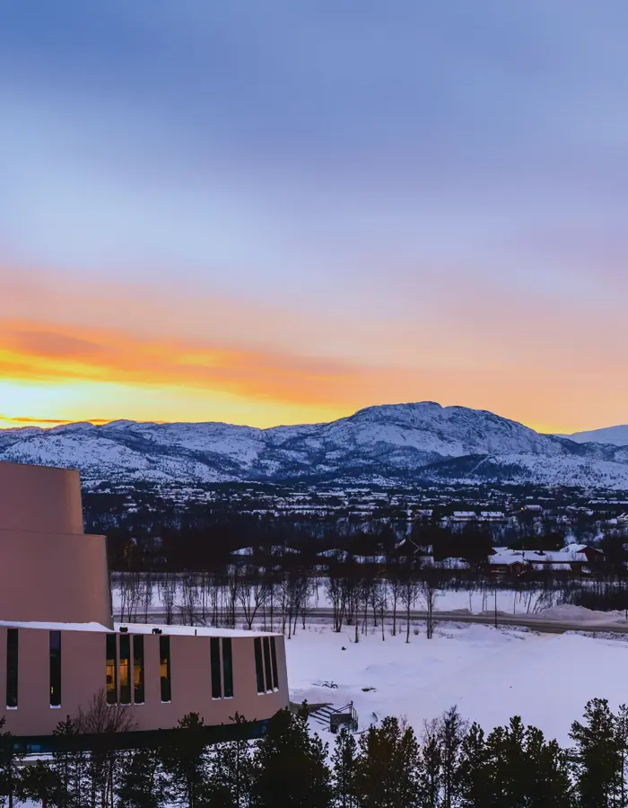 Bilde av Nordlyskatedralen med fjell i bakgrunnen
