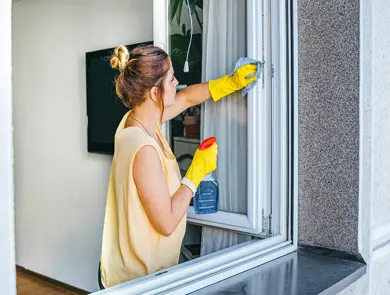 Dame som vaske vinduet
