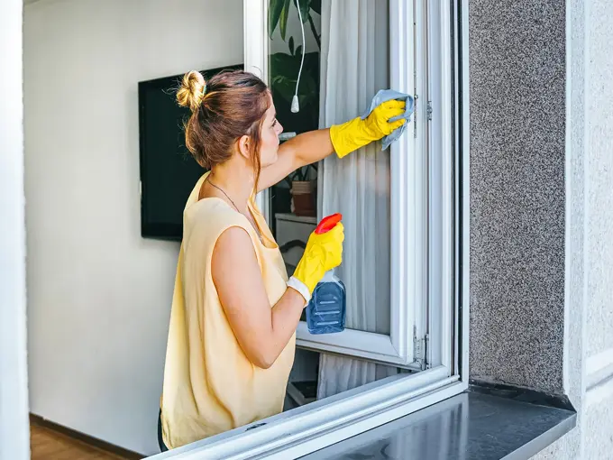 Dame som vaske vinduet