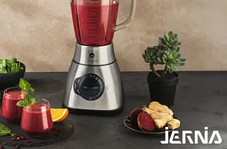 Blender fra Wilfa med rød smoothie.