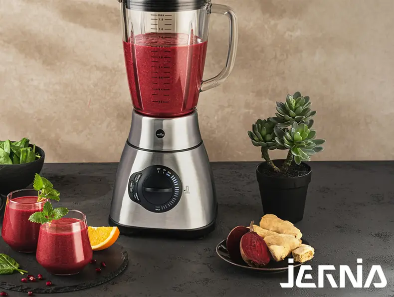 Blender fra Wilfa med rød smoothie.