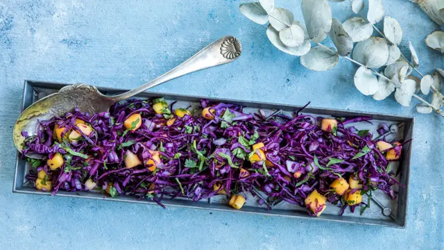 Avlangt fat med rødkålsalat
