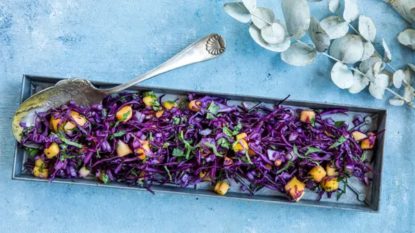 Avlangt fat med rødkålsalat