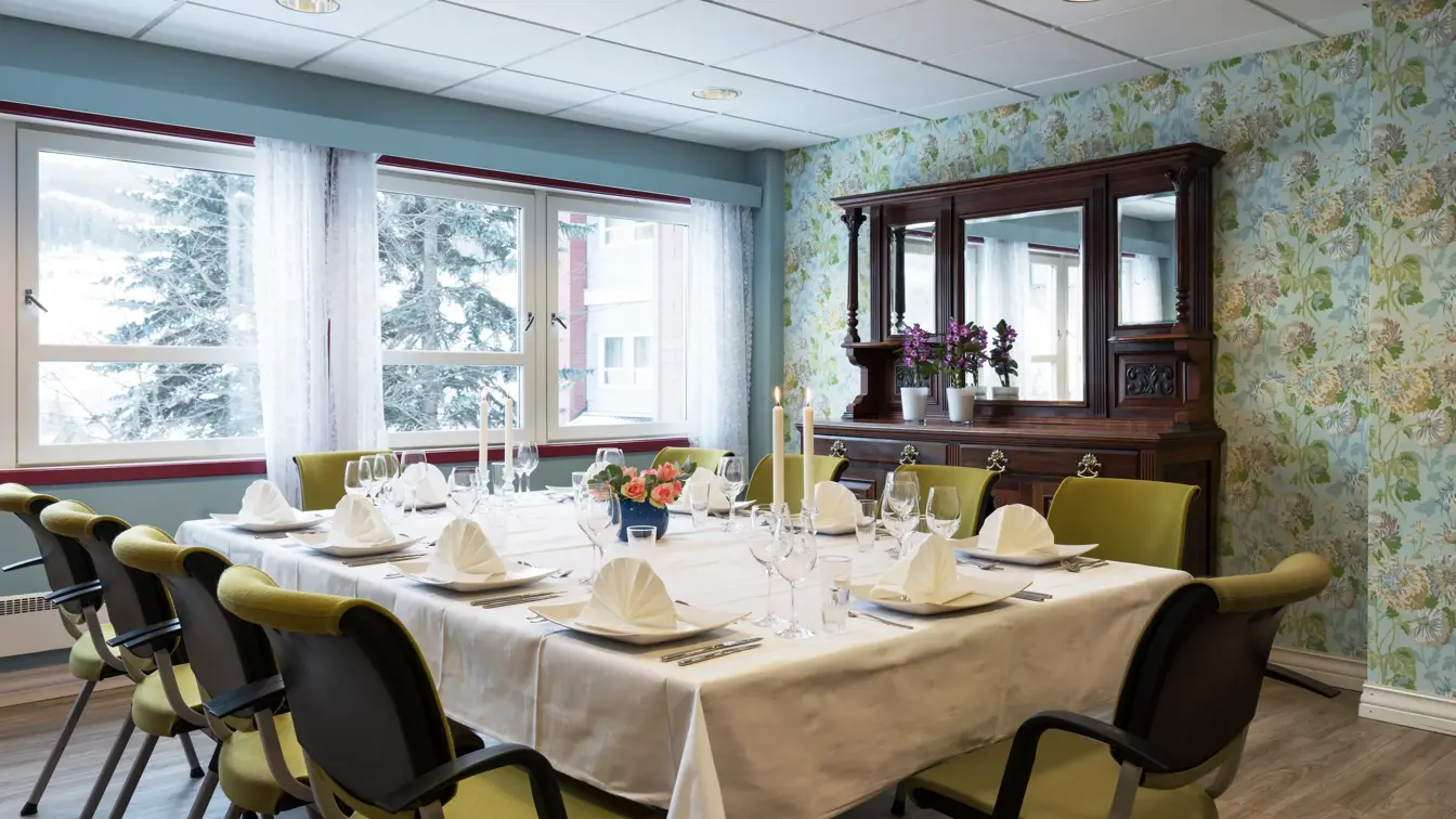 Dekket bord i restaurant på Thon Hotel Hallingdal i Ål. 