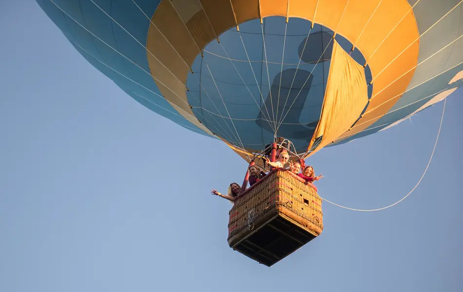 Familie i luftballong oppe i lufta