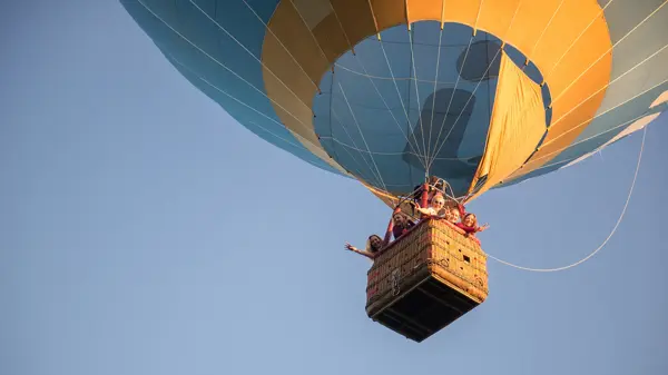 Familie i luftballong oppe i lufta