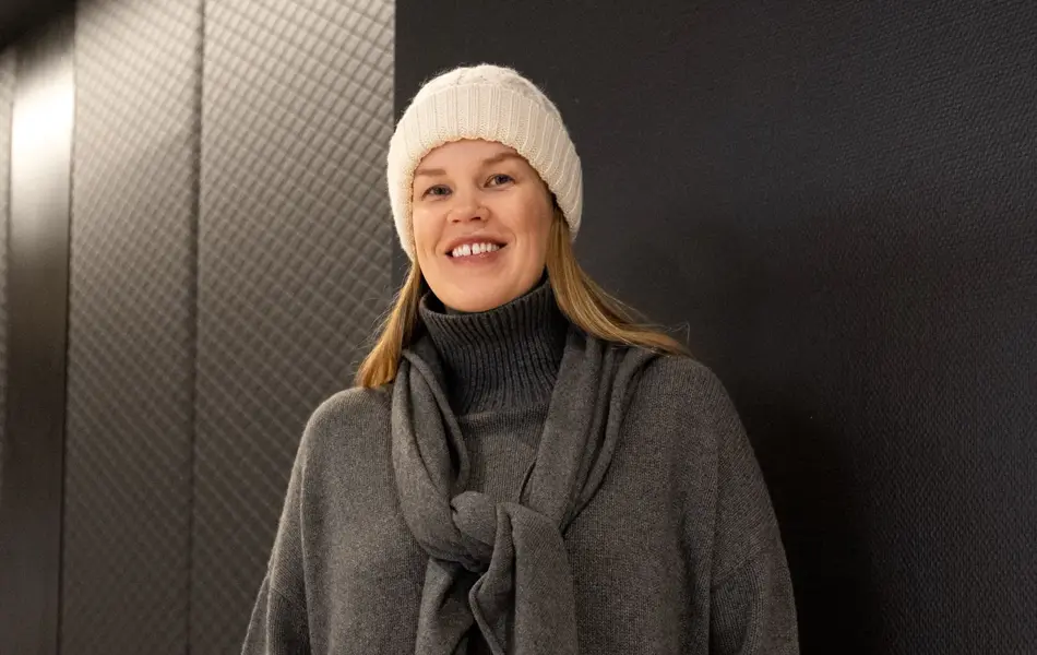 Damemodell med lue og strikkegenser og skjørt.