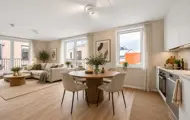 Åpen oppholdsdel med kjøkken og gode lysforhold. Bildet er digitalt møblert.