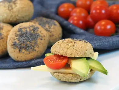 Hjemmelagde rundstykker med avokado på