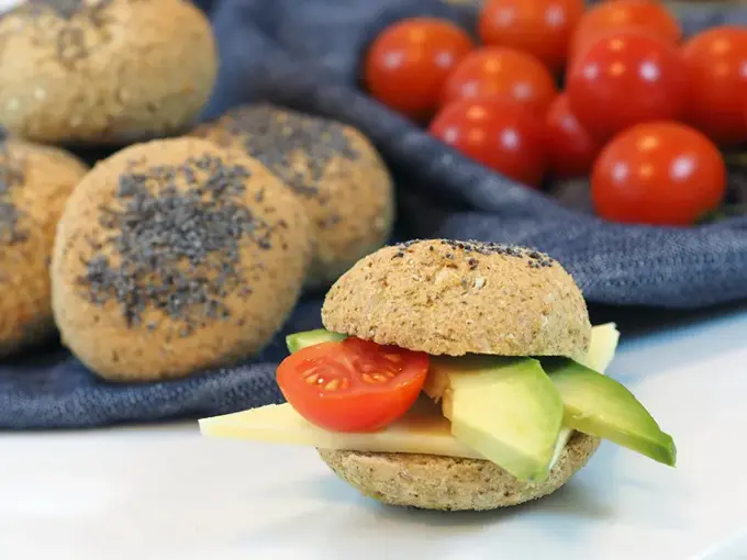 Hjemmelagde rundstykker med avokado på