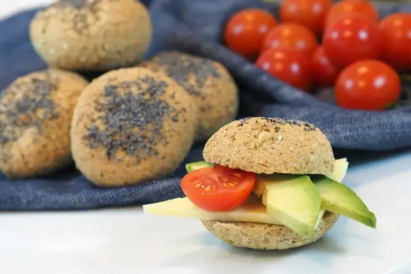 Hjemmelagde rundstykker med avokado på