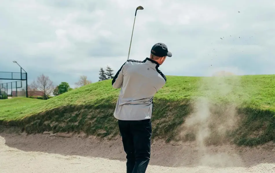 Mann som spiller golf