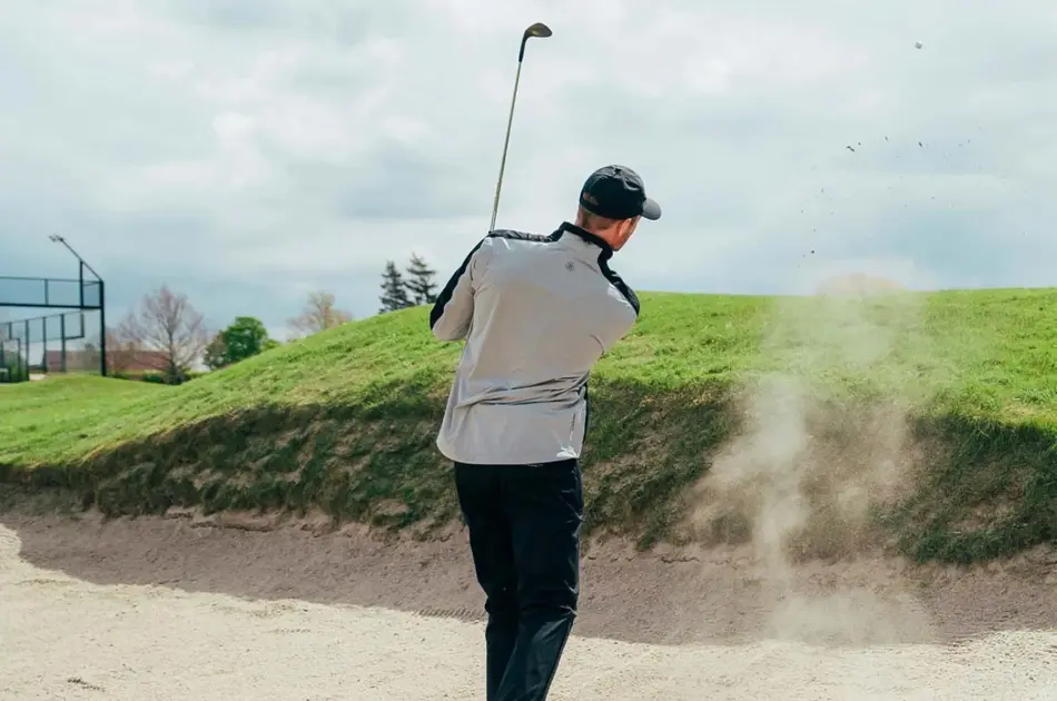 Mann som spiller golf