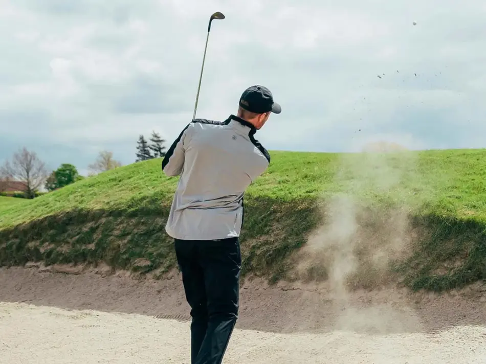 Mann som spiller golf