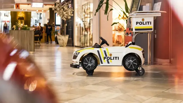 Leke politibil for barn