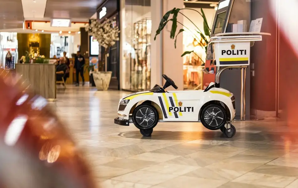 Leke politibil for barn