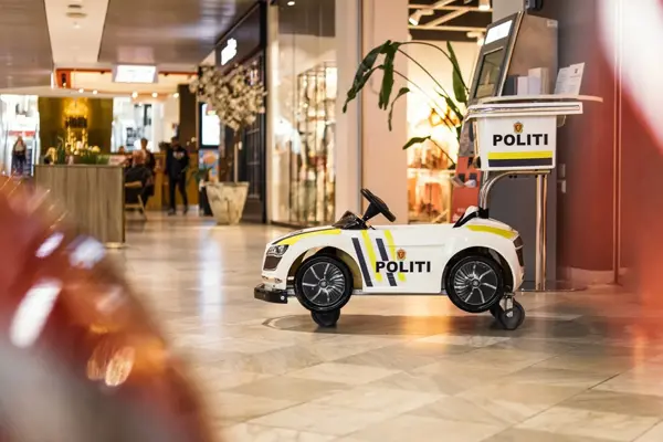Leke politibil for barn