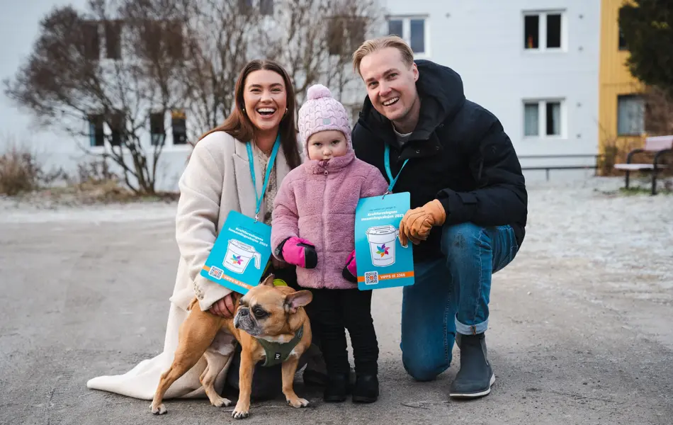 Bilde av familie som samler inn penger til Kreftforeningen sin innsamlingsaksjon