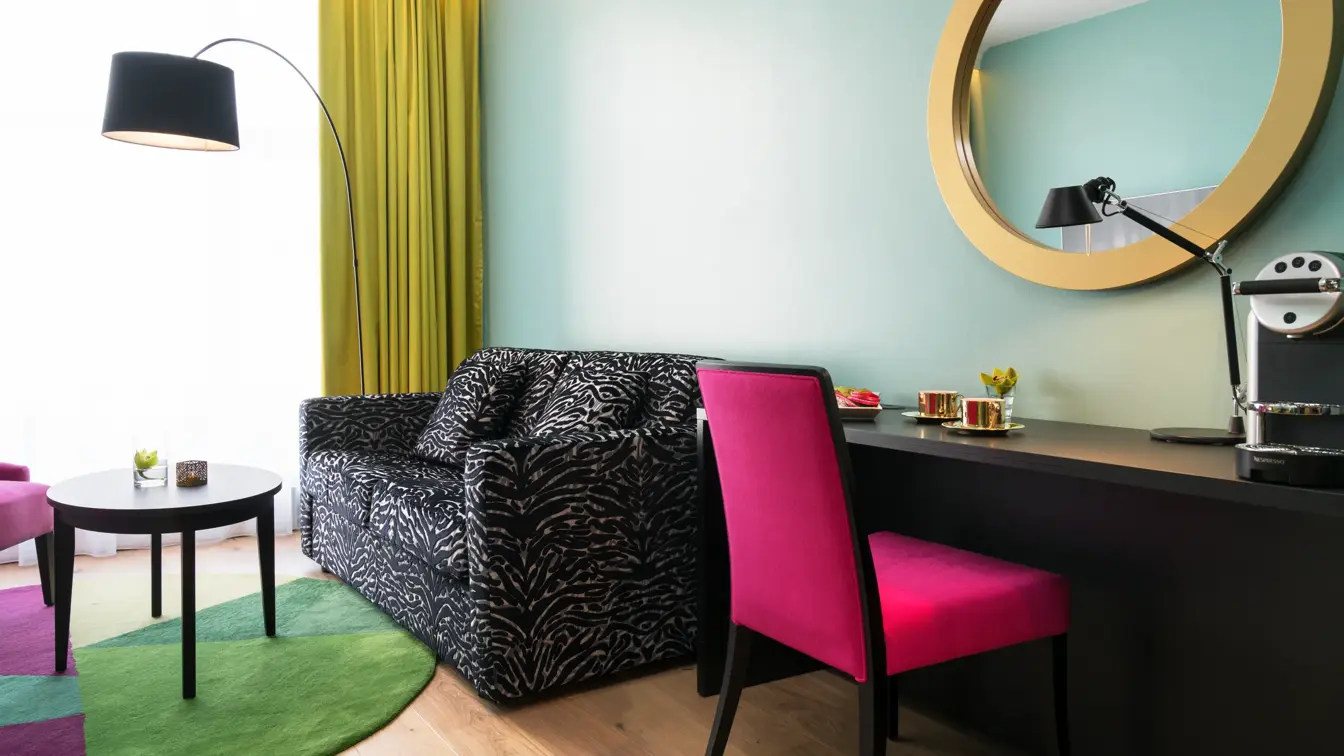 Zebramønstret soga og skrivepult på Thon hotel Terminus i Oslo sentrum nær Jernbanetorget