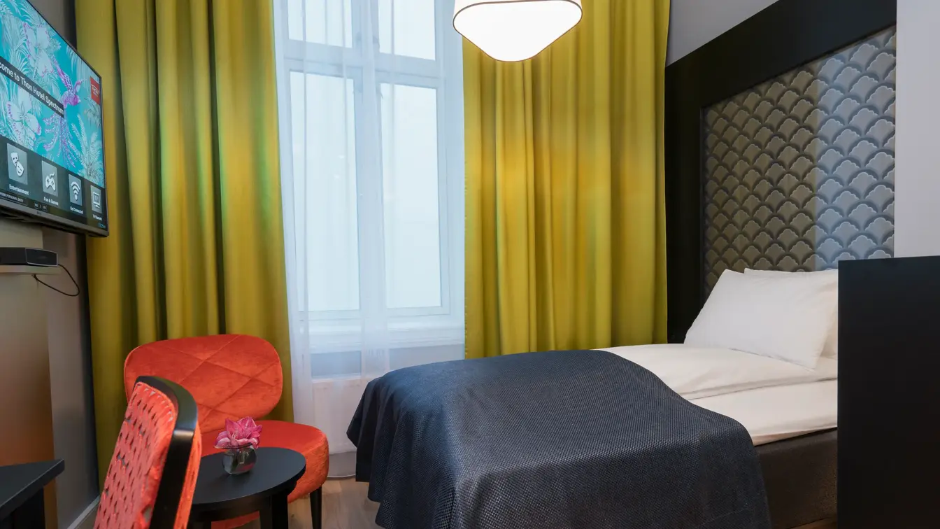 Enkeltseng skrivepult og tv på Thon Hotel Spectrum i Oslo sentrum