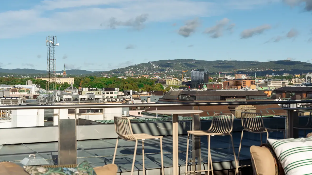 Terrasse med sitteplasser og utsikt over Oslo i fint vær.