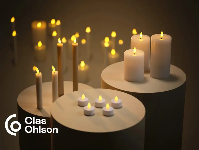 LED-lys står utstilt på tre sokler, og noen står på bakken i bakgrunnen.