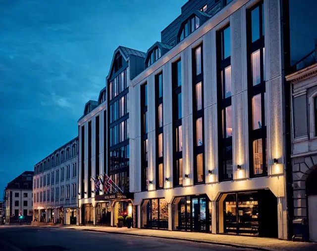 Fasaden på Thon Hotel Norge i Kristiansand om kvelden. 