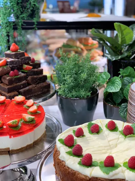 Kaker og grønne planter