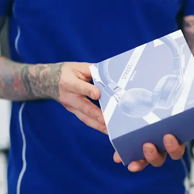 Mann holder et headset 