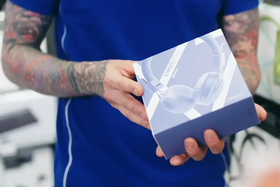 Mann holder et headset 