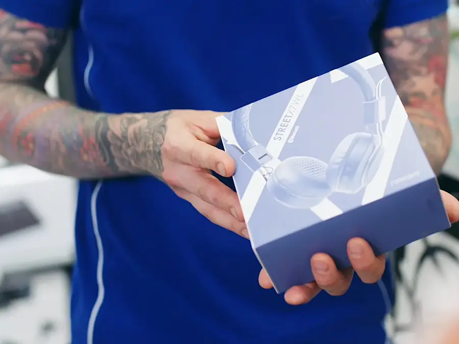 Mann holder et headset 