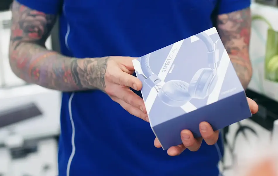 Mann holder et headset 