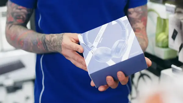 Mann holder et headset 