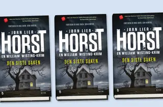 Tre eksemplarer av boken "Den siste saken" av Jørn Lier Horst.