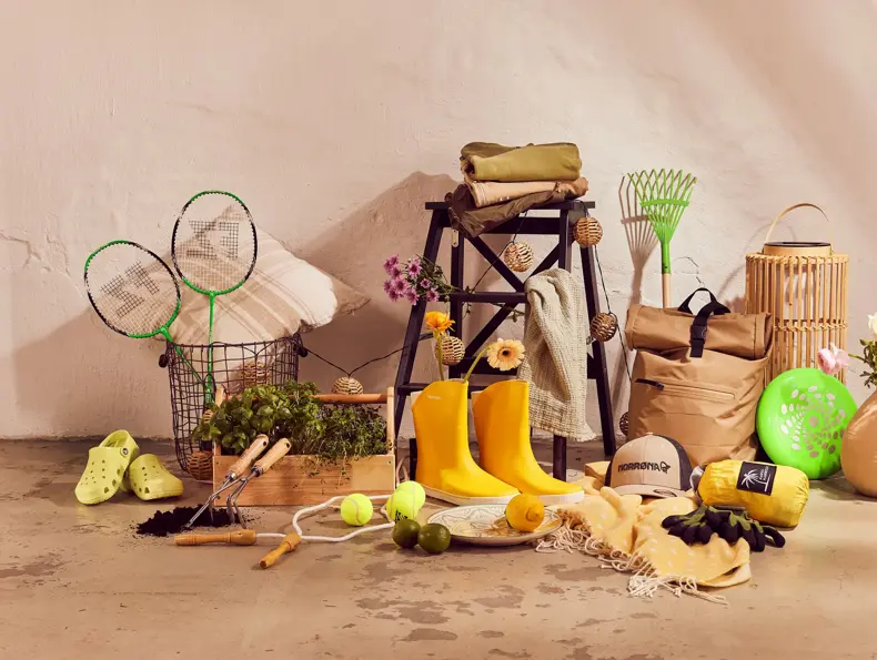 Forsidebilde med mange ulike hageprodukter som står oppstilt 