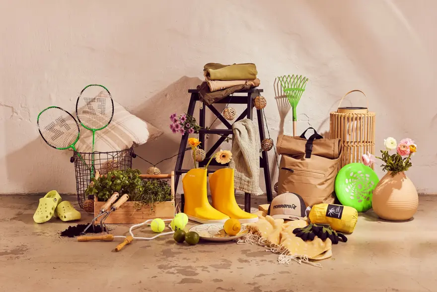 Forsidebilde med mange ulike hageprodukter som står oppstilt 